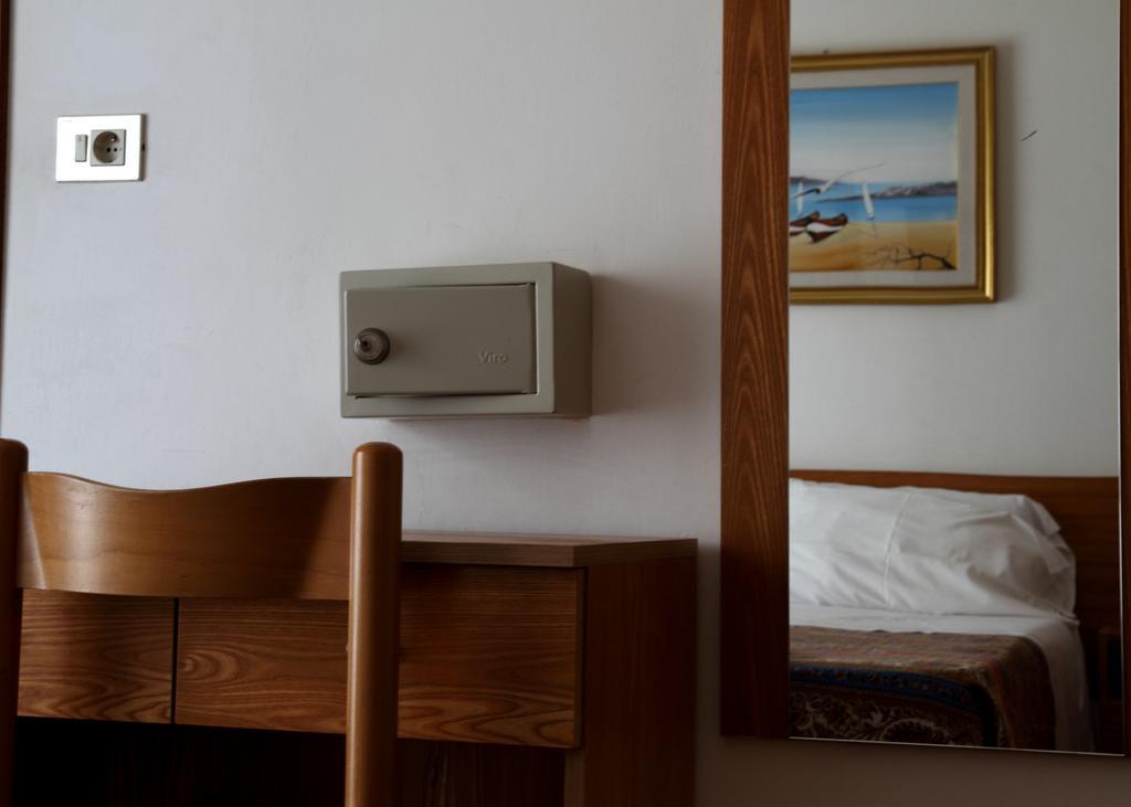 Hotel Universo Rimini Phòng bức ảnh